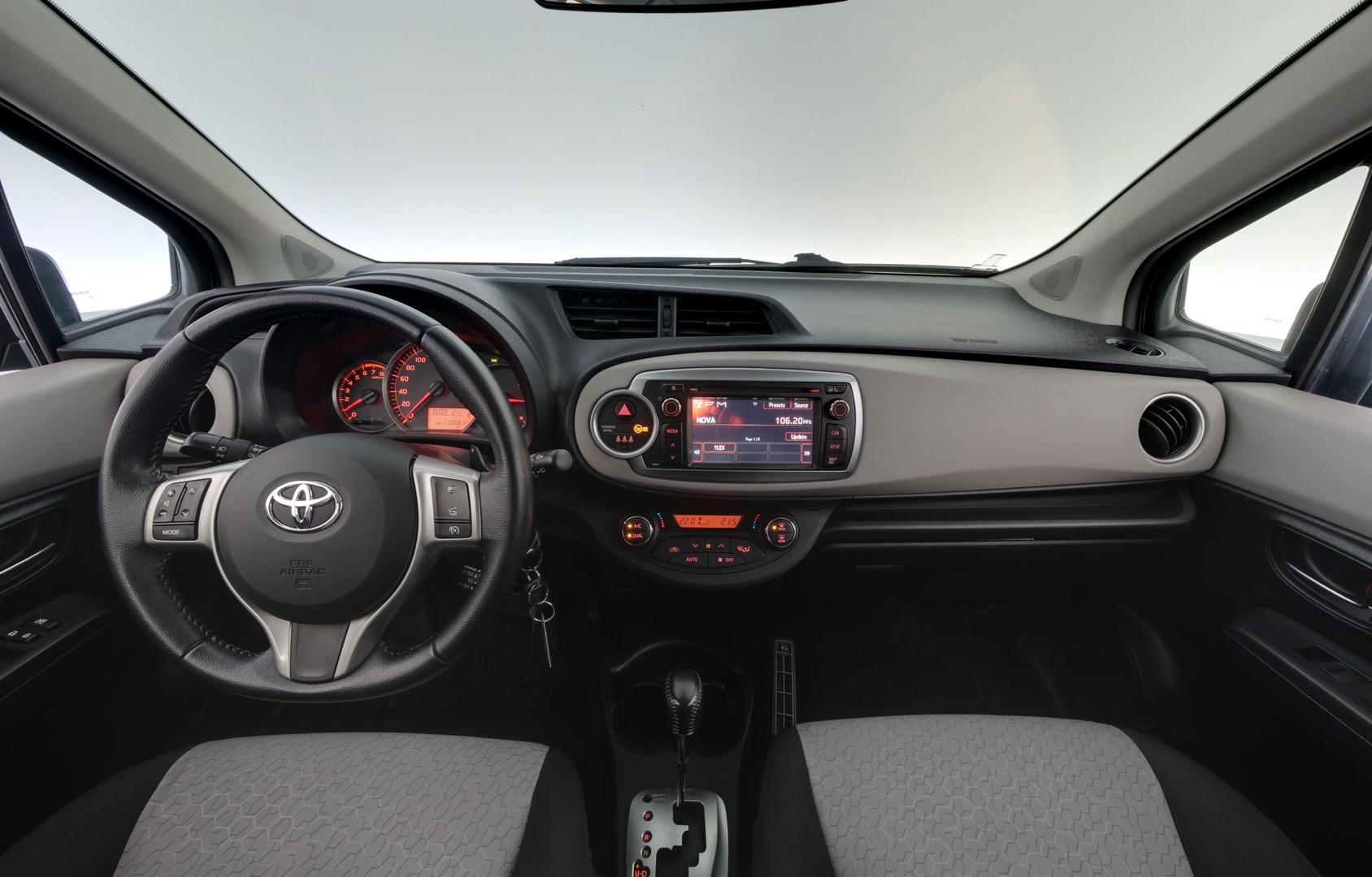 TOYOTA Yaris 2012