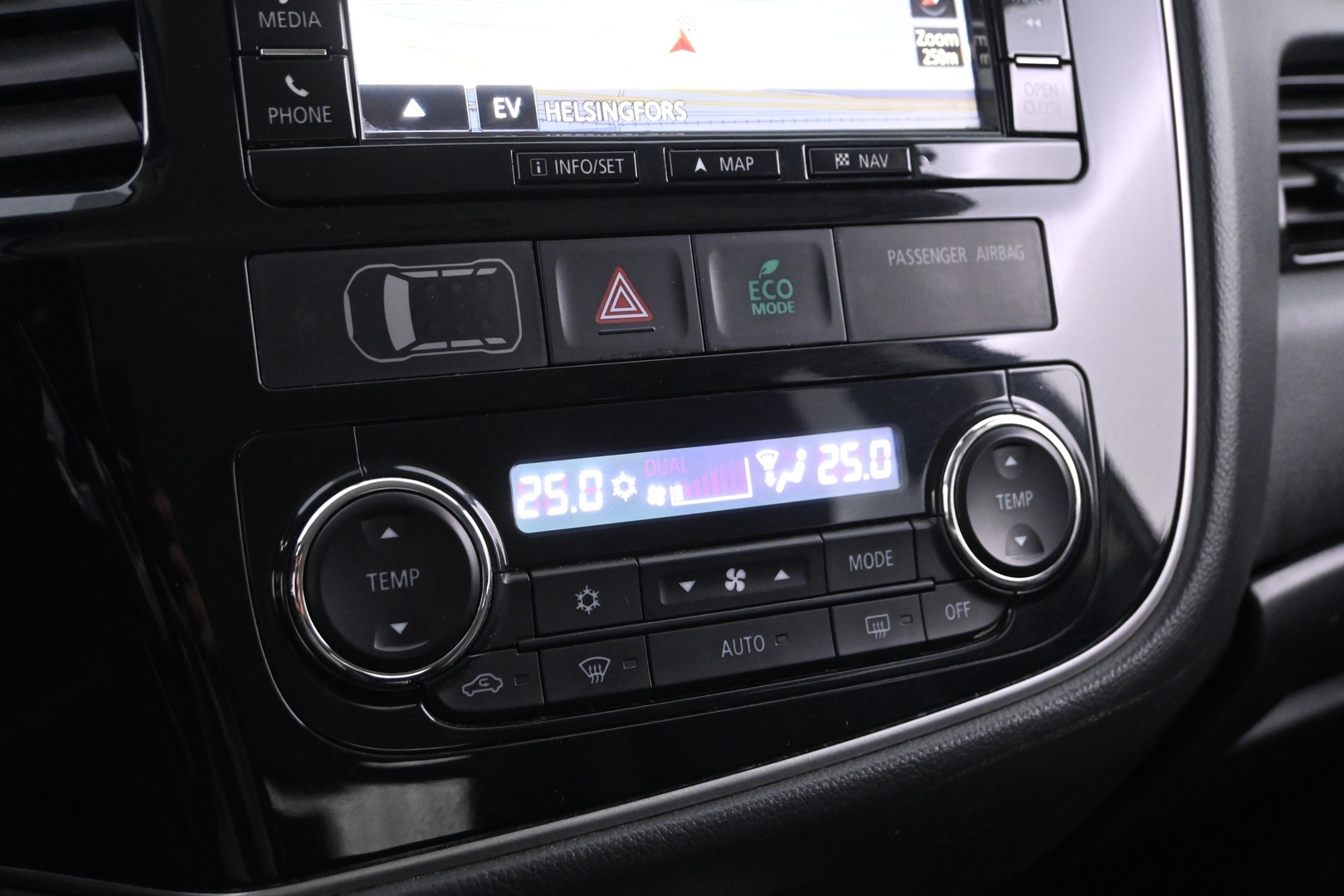 MITSUBISHI Outlander PHEV 2016