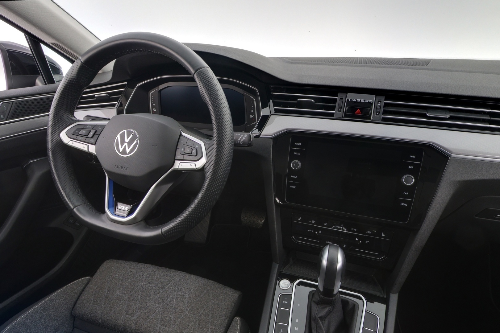 VOLKSWAGEN Passat 2023
