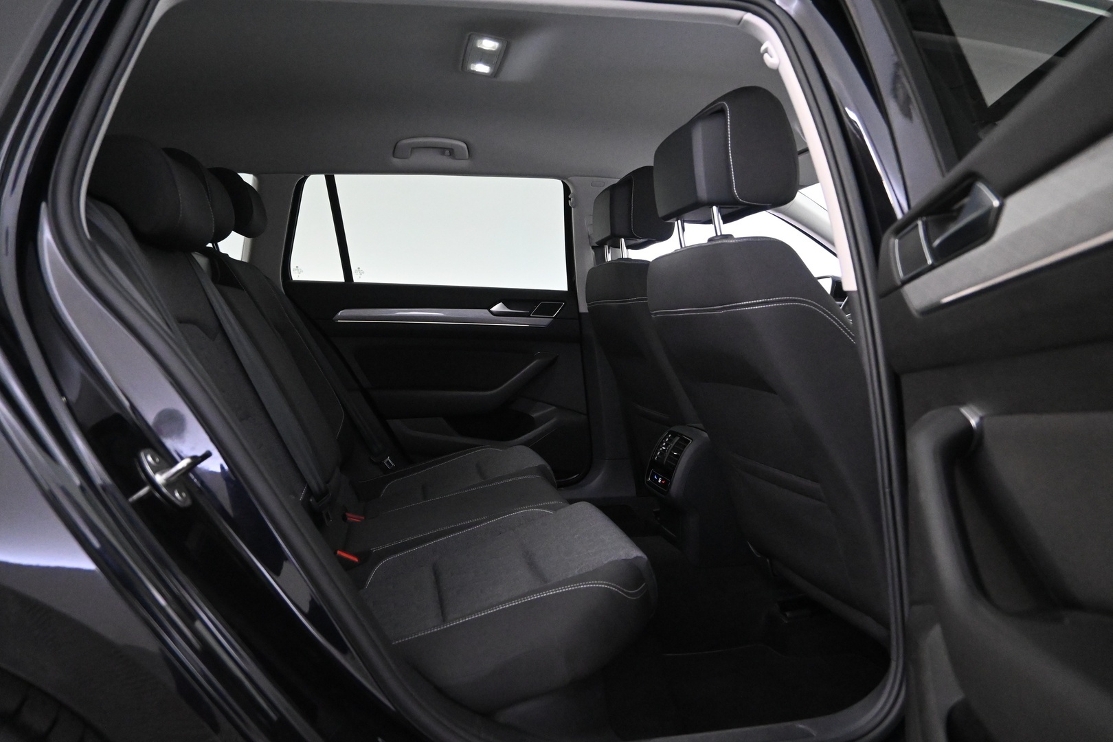 VOLKSWAGEN Passat 2023