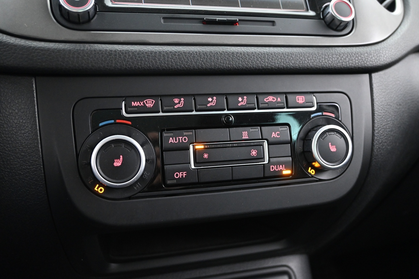 VOLKSWAGEN Tiguan 2011