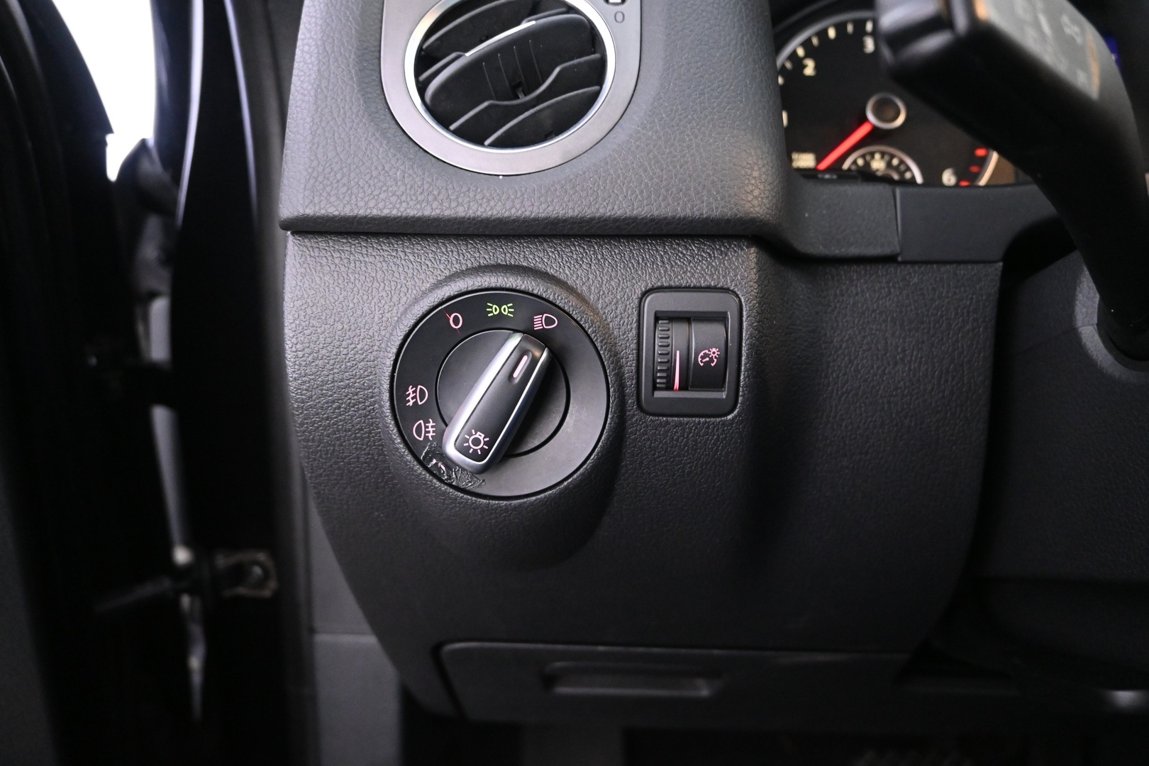 VOLKSWAGEN Tiguan 2011