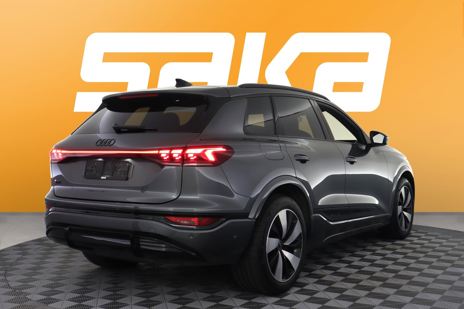 AUDI Q6 e-tron 2024