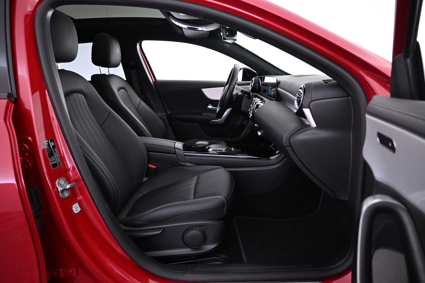 MERCEDES-BENZ A 2023