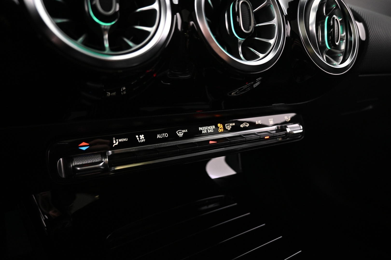 MERCEDES-BENZ A 2023