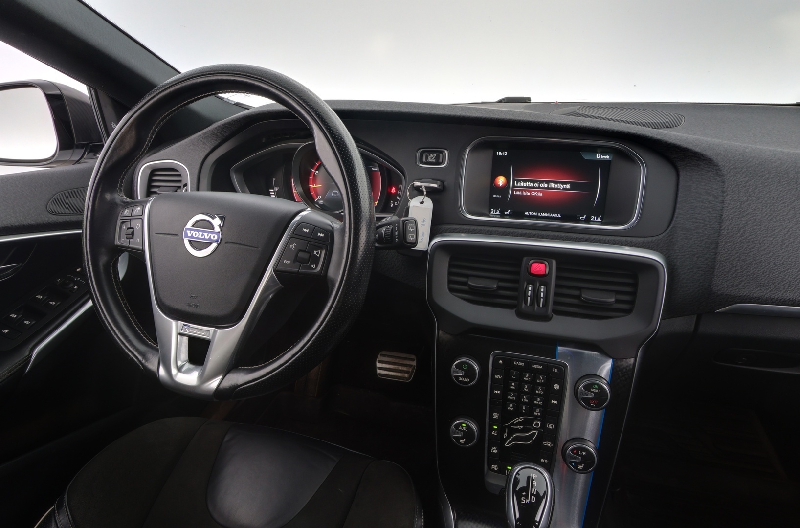VOLVO V40 2016