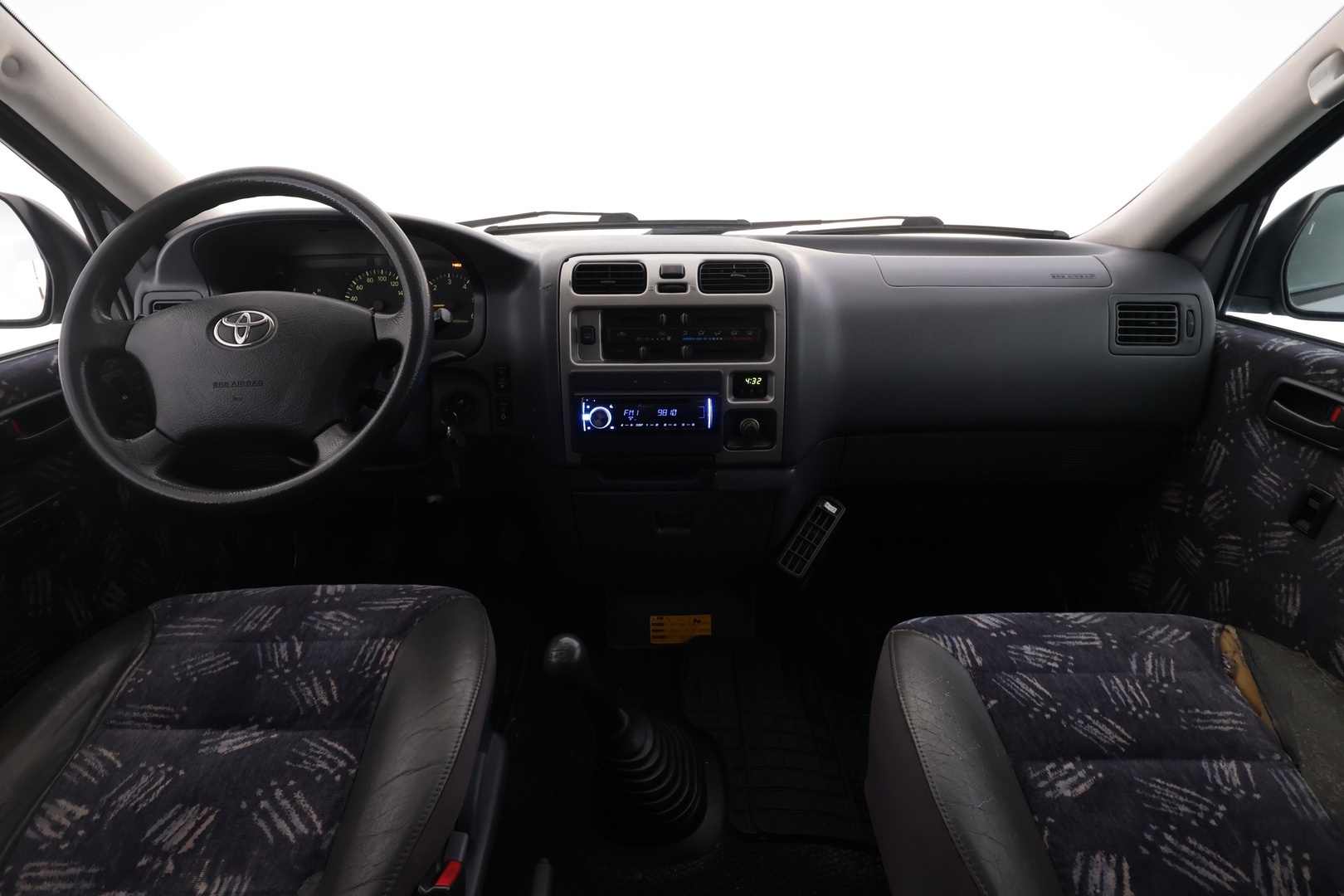 TOYOTA Hiace 2008