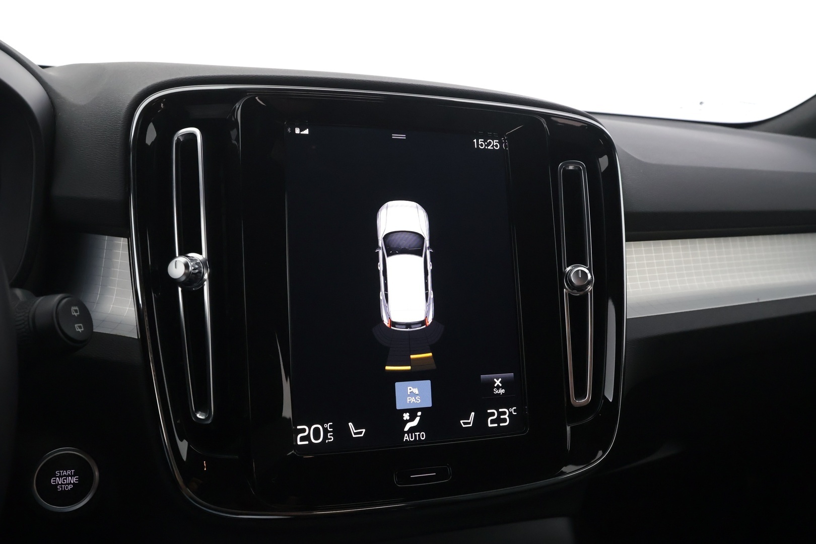 VOLVO XC40 2023