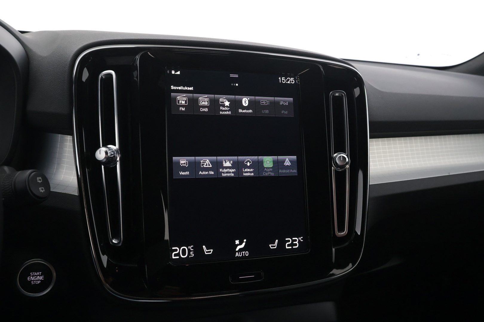 VOLVO XC40 2023