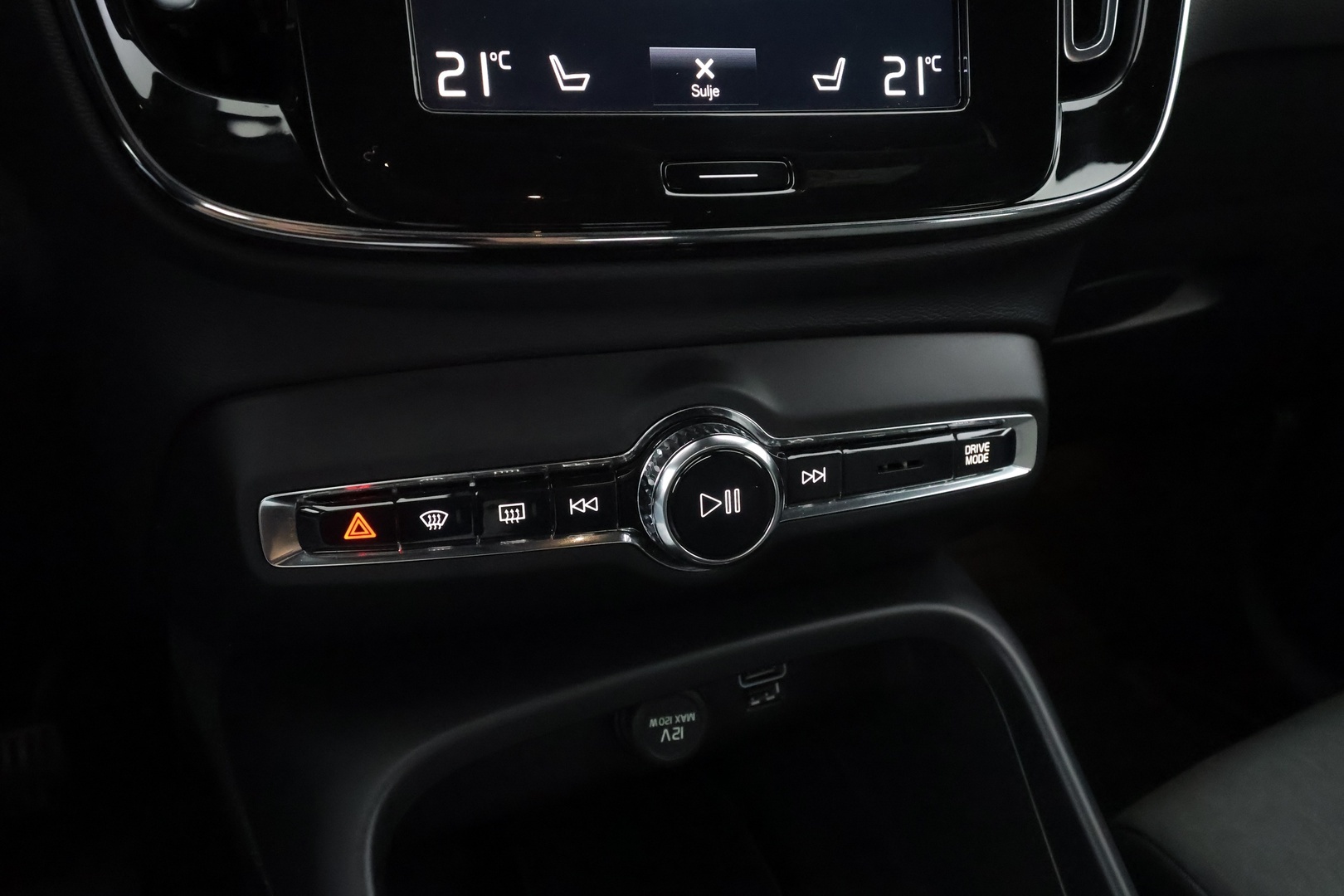VOLVO XC40 2023