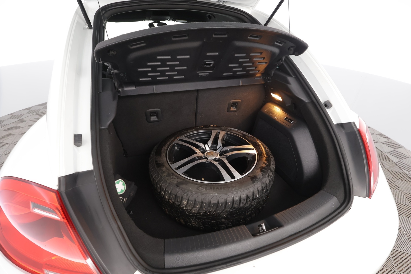 VOLKSWAGEN Beetle 2013