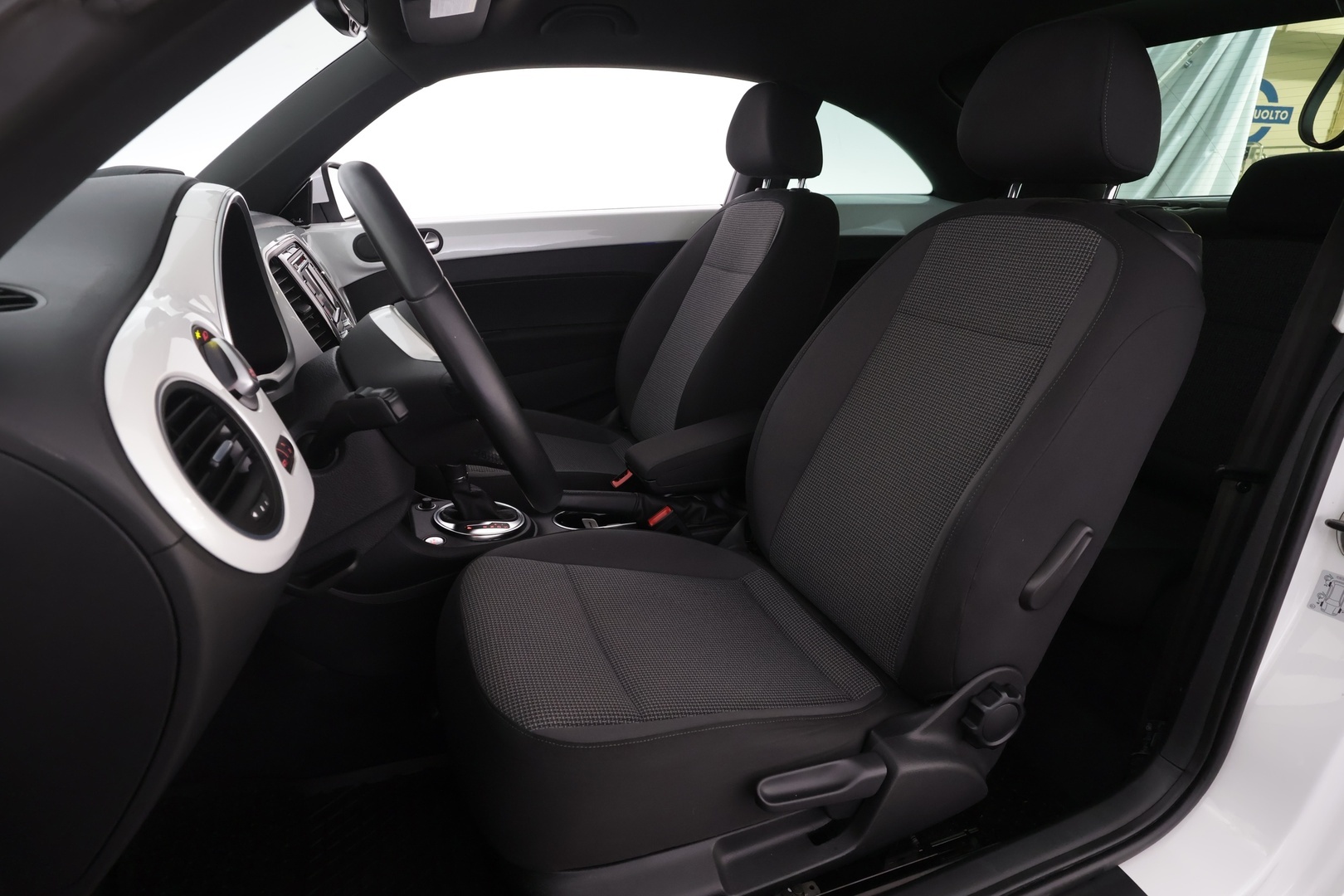 VOLKSWAGEN Beetle 2013