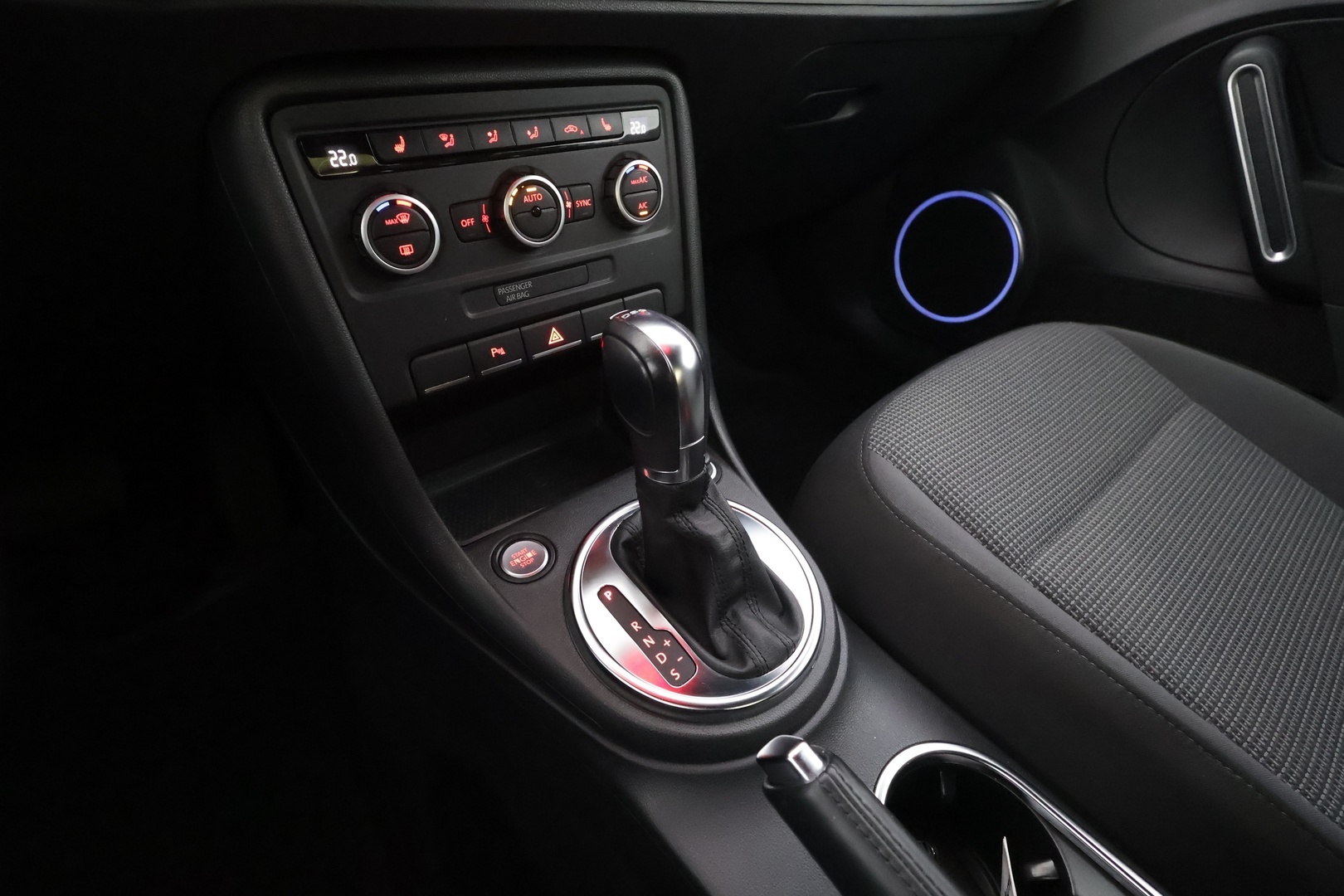 VOLKSWAGEN Beetle 2013