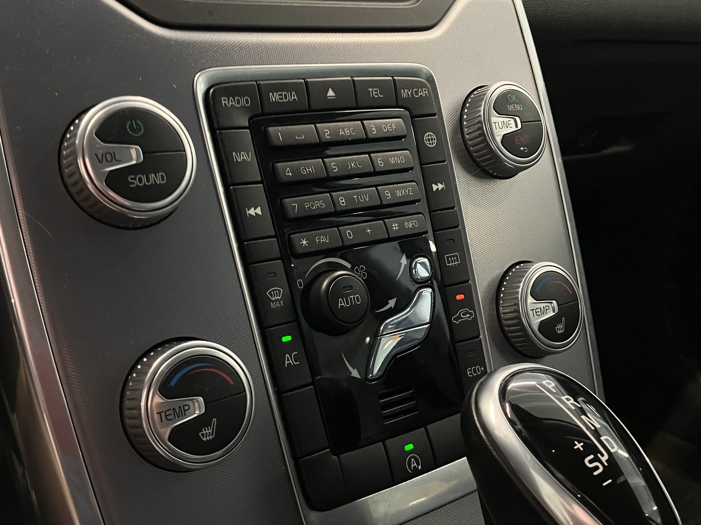 VOLVO V70 2016