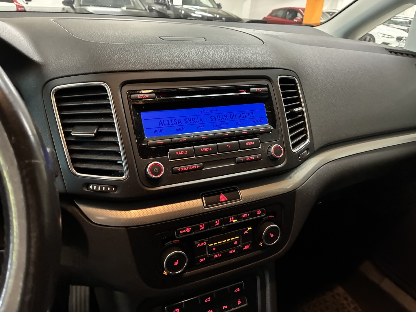 VOLKSWAGEN Sharan 2011