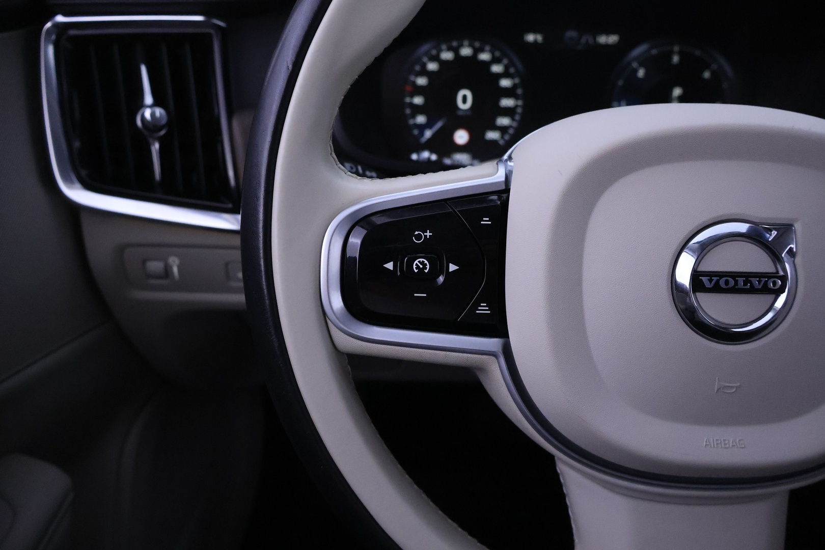 VOLVO V90 2021