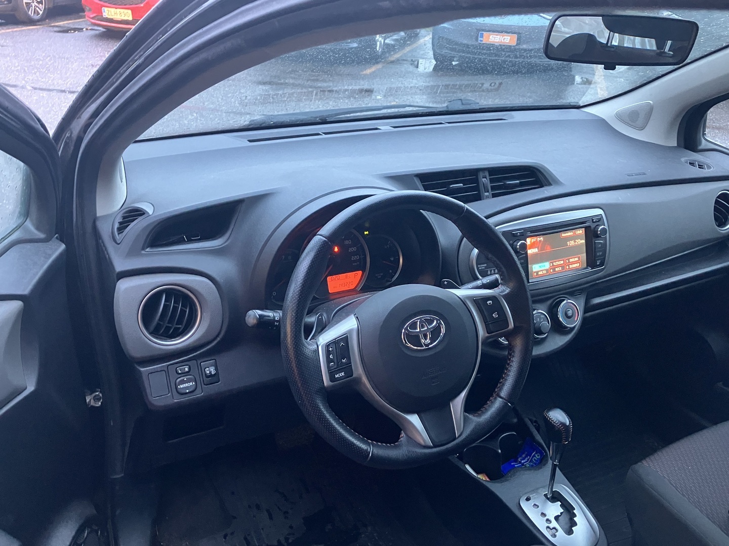 TOYOTA Yaris 2012