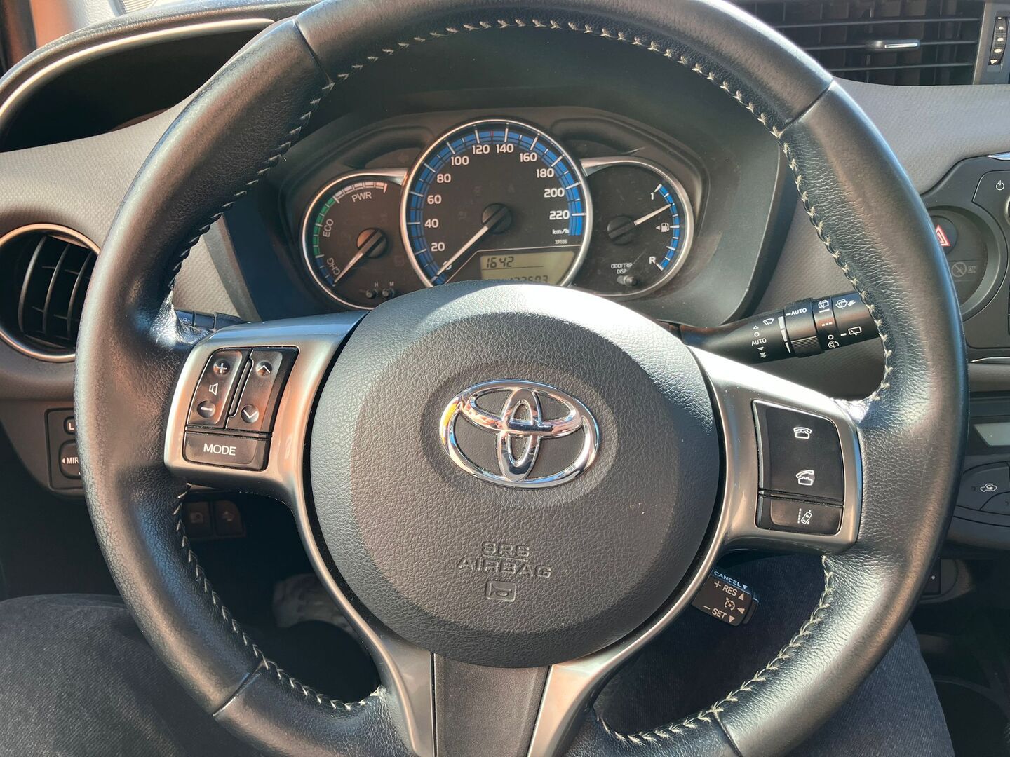 TOYOTA Yaris 2016