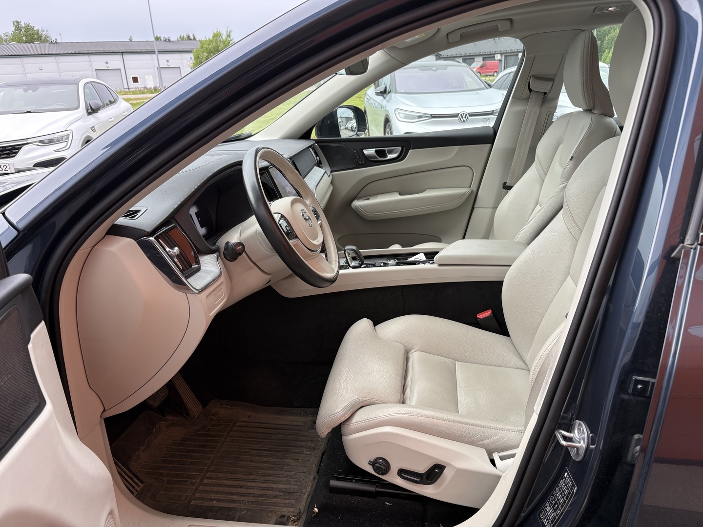 VOLVO XC60 2023