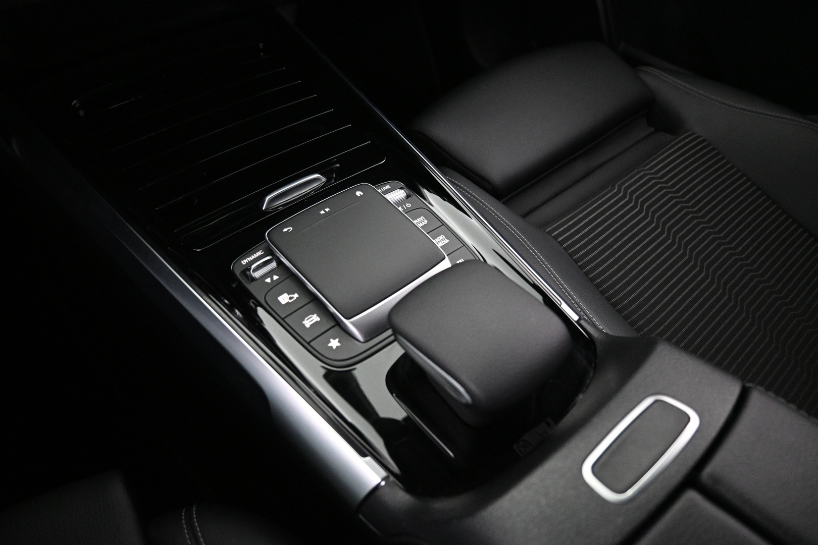 MERCEDES-BENZ GLB 2021