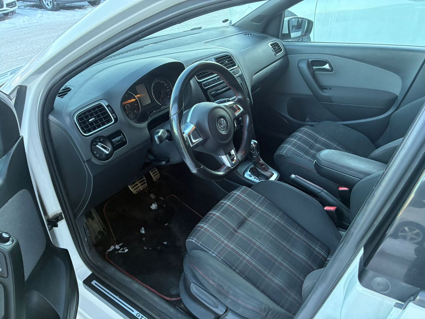 VOLKSWAGEN Polo 2012