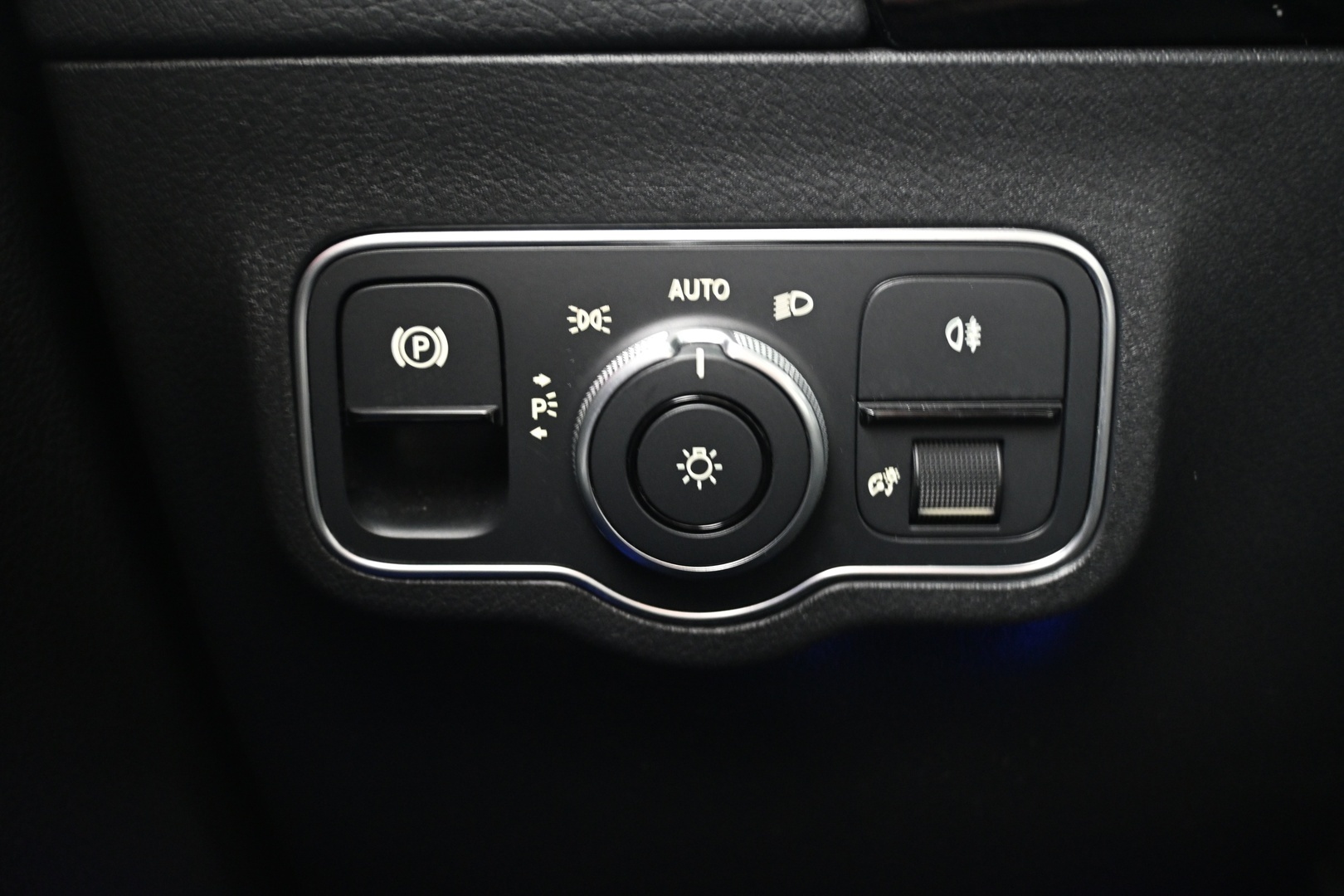 MERCEDES-BENZ EQA 2023