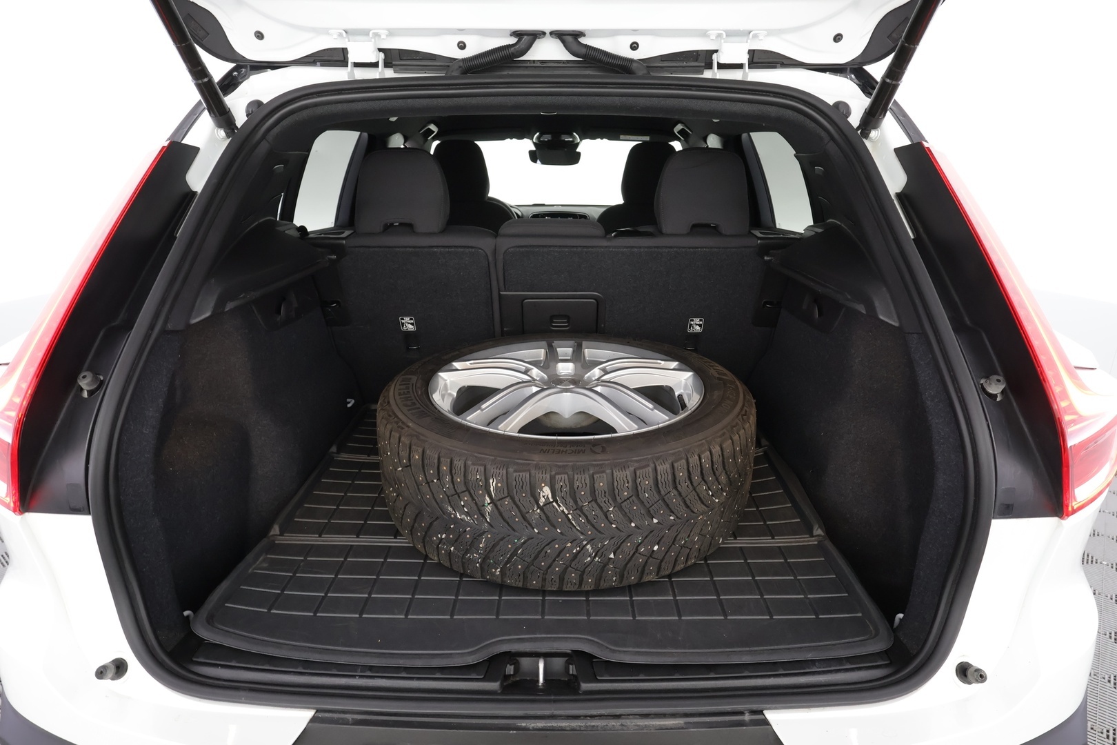 VOLVO XC40 2023