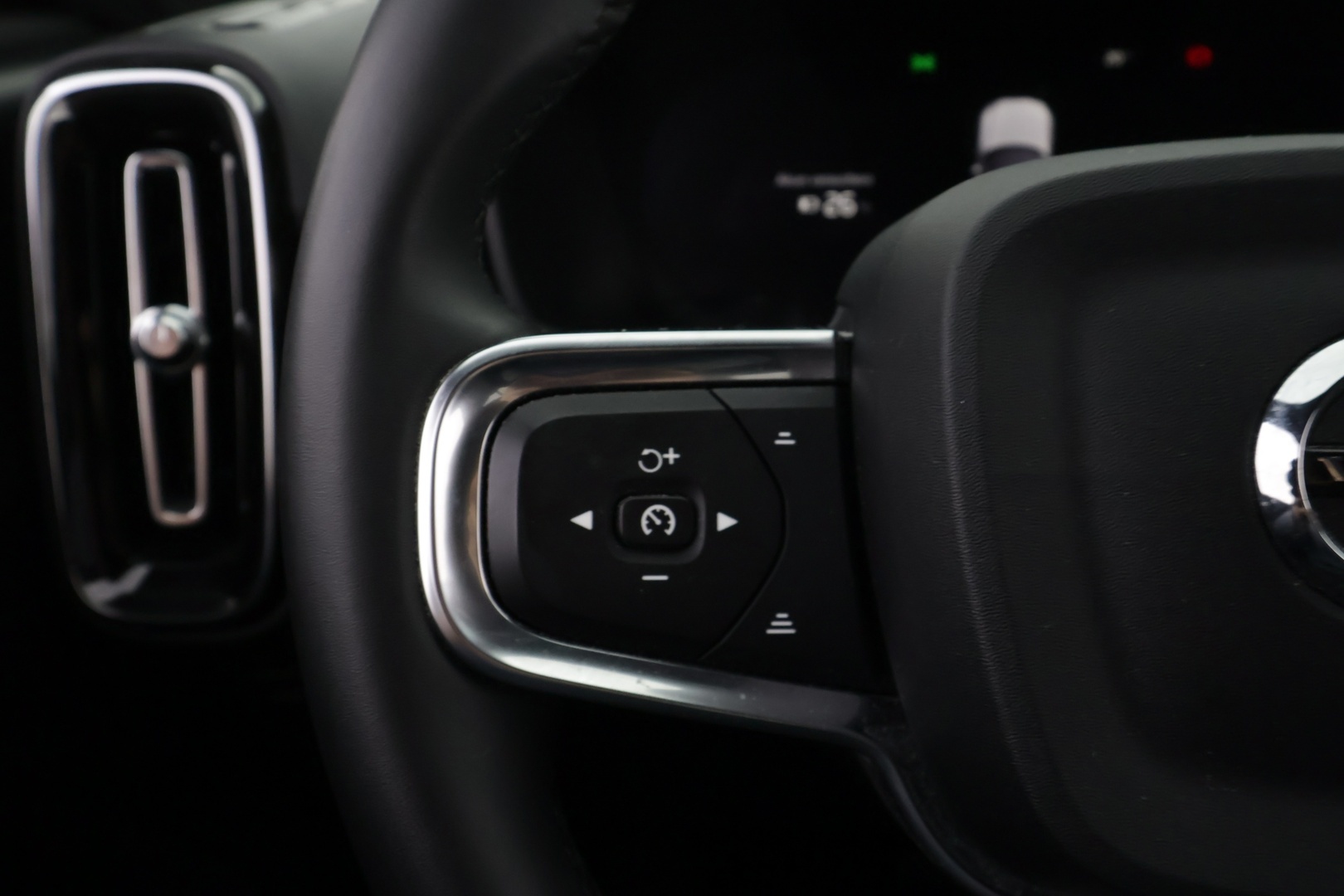VOLVO XC40 2023