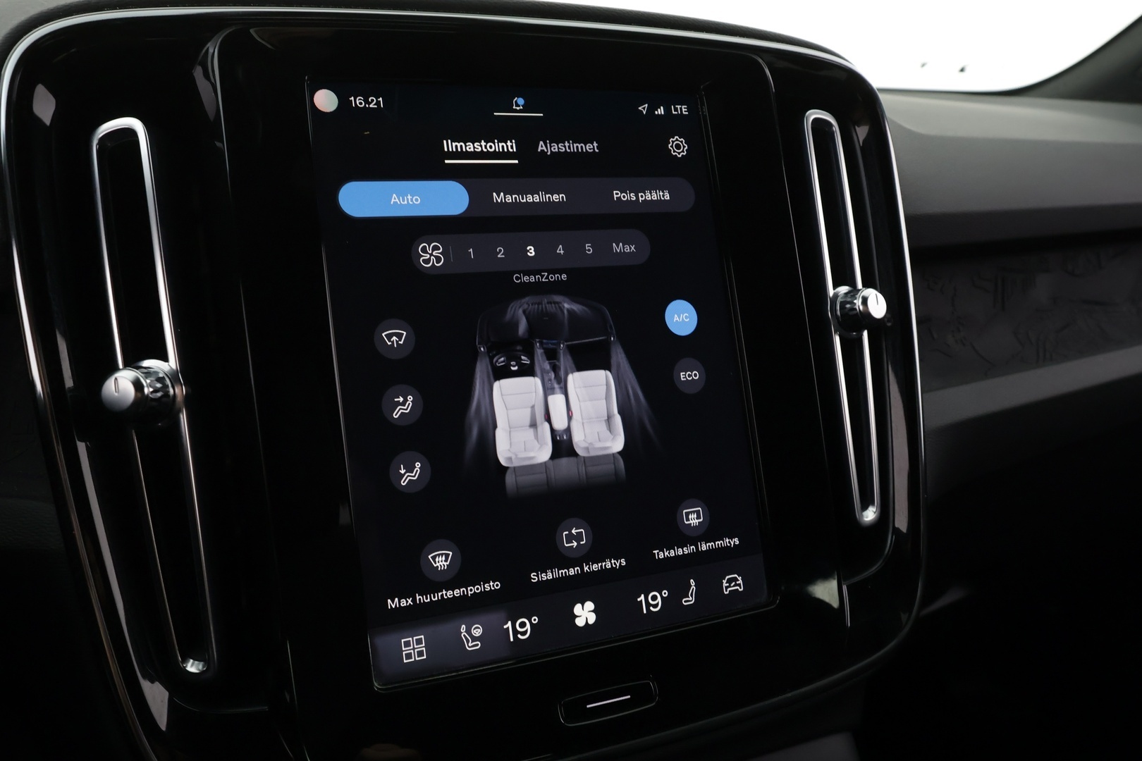 VOLVO XC40 2023