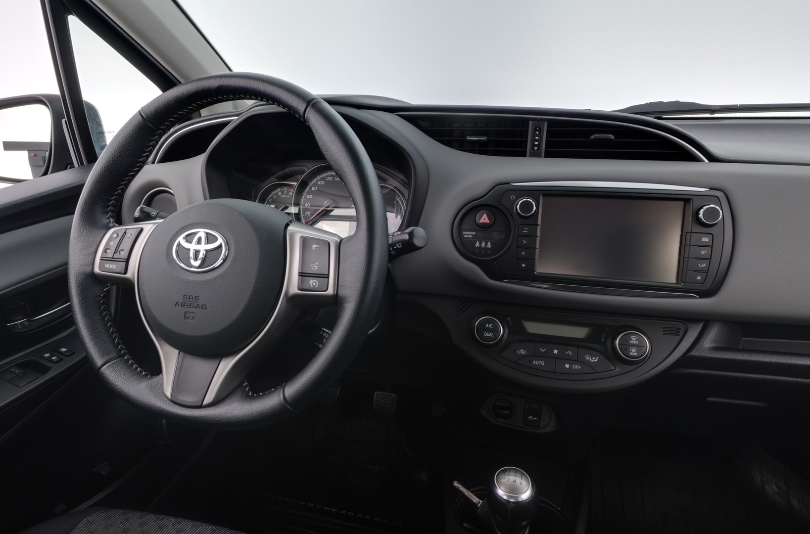 TOYOTA Yaris 2015