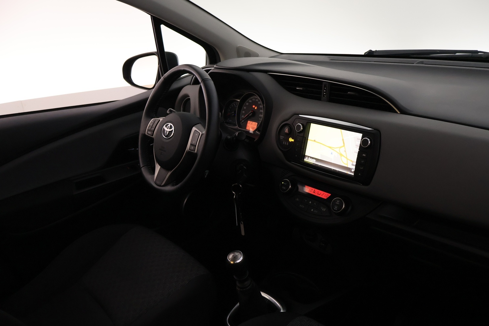 TOYOTA Yaris 2015