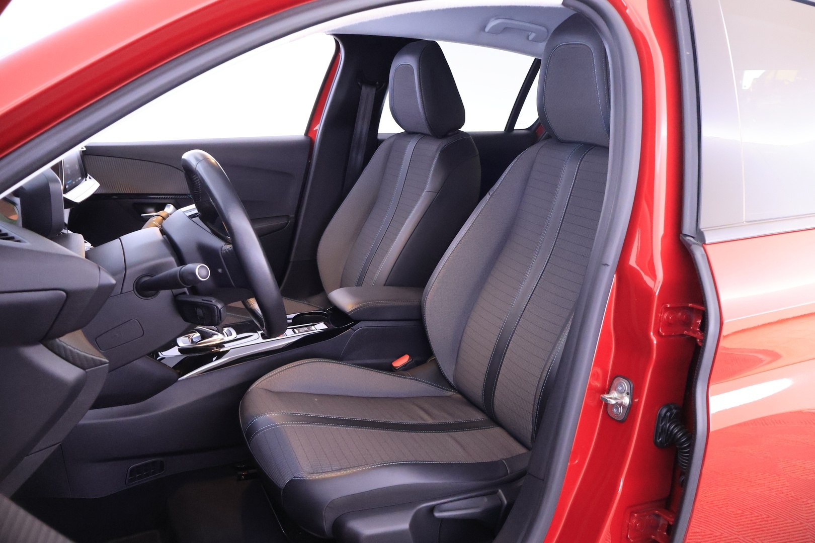 PEUGEOT e-208 2021