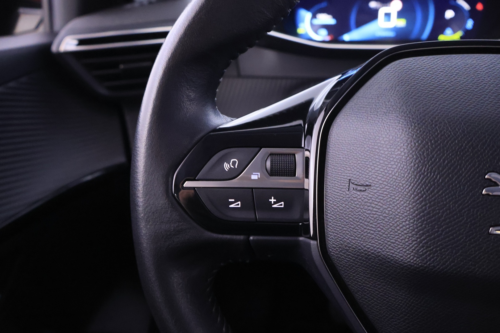 PEUGEOT e-208 2021