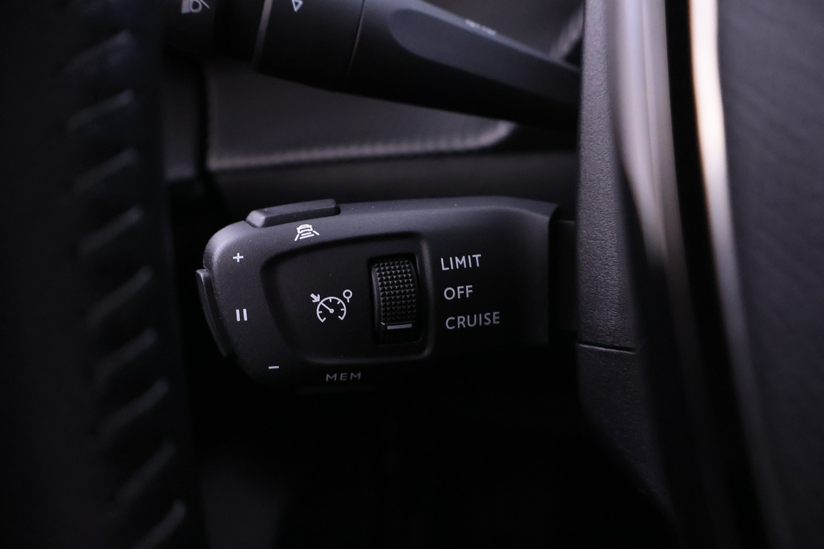 PEUGEOT e-208 2021
