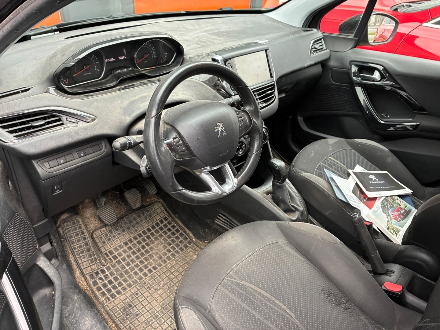 PEUGEOT 208 2015