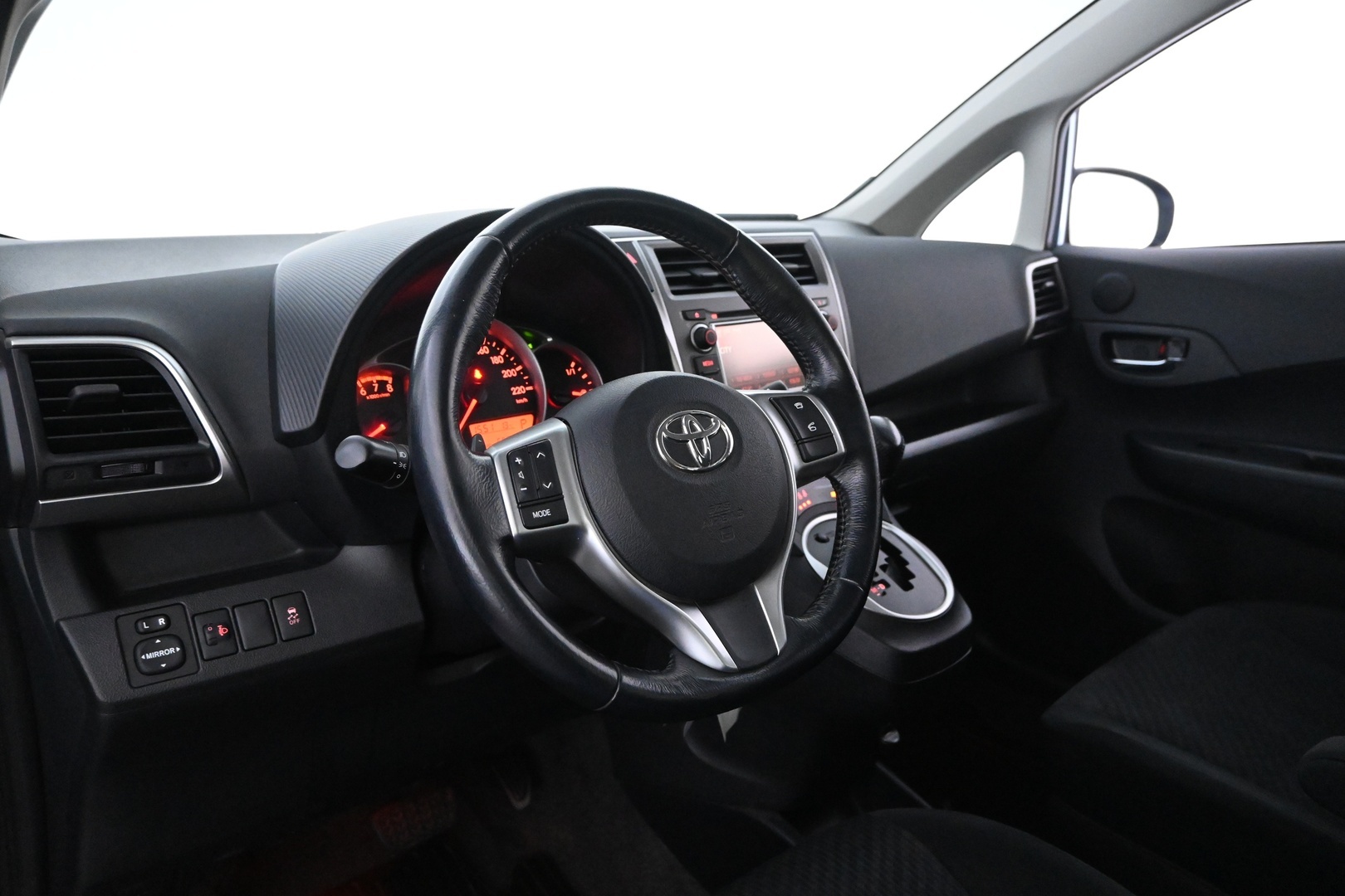 TOYOTA Verso-S 2012