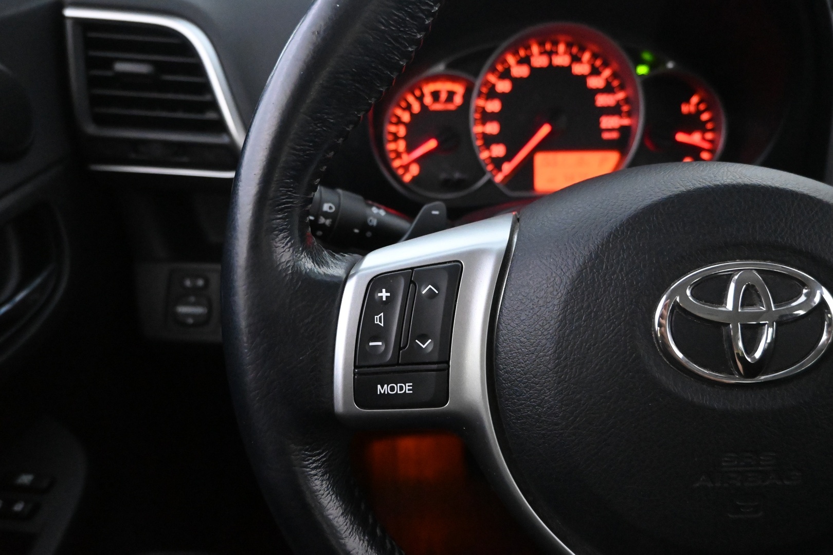 TOYOTA Verso-S 2012