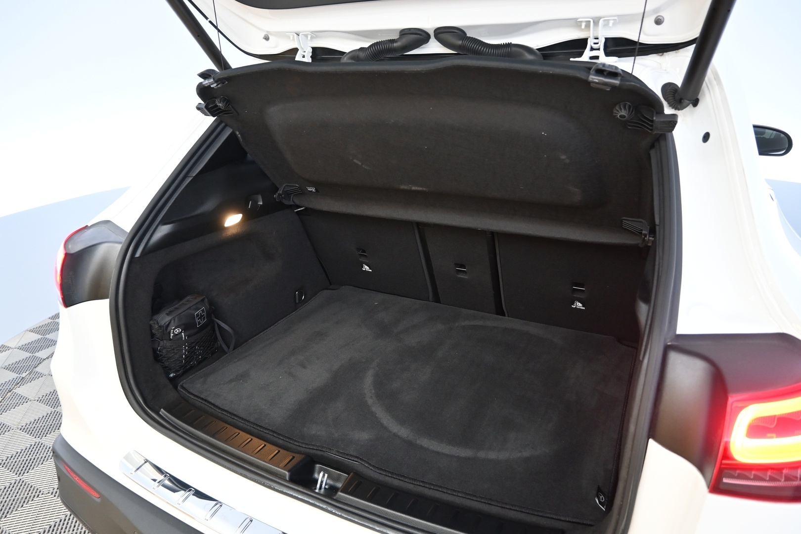 MERCEDES-BENZ EQA 2022