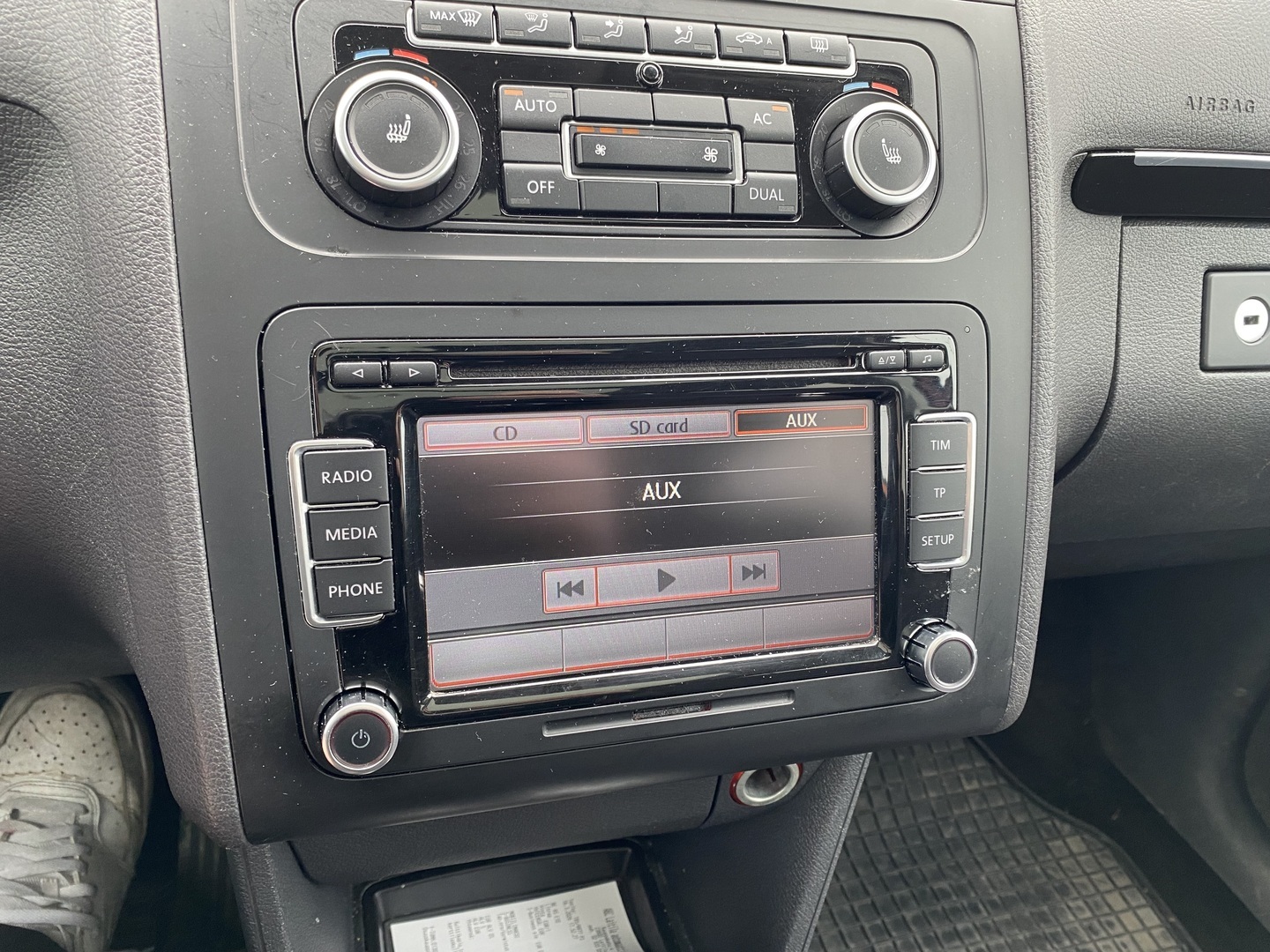 VOLKSWAGEN Touran 2012