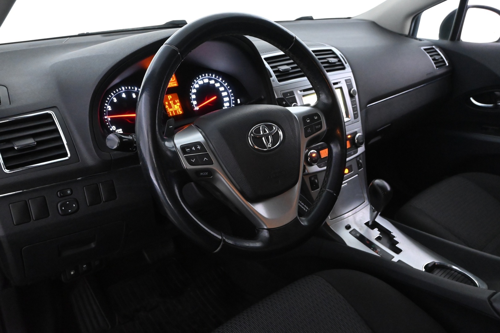 TOYOTA Avensis 2012