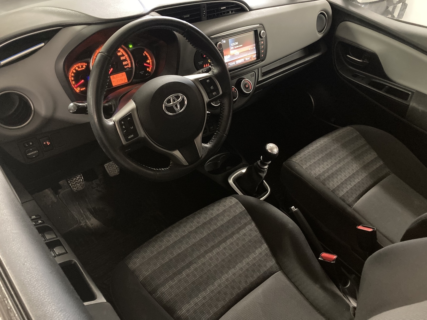 TOYOTA Yaris 2016