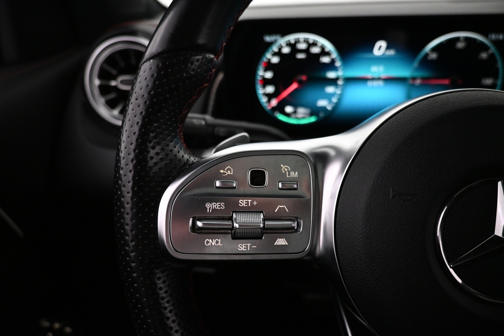 MERCEDES-BENZ EQB 2023