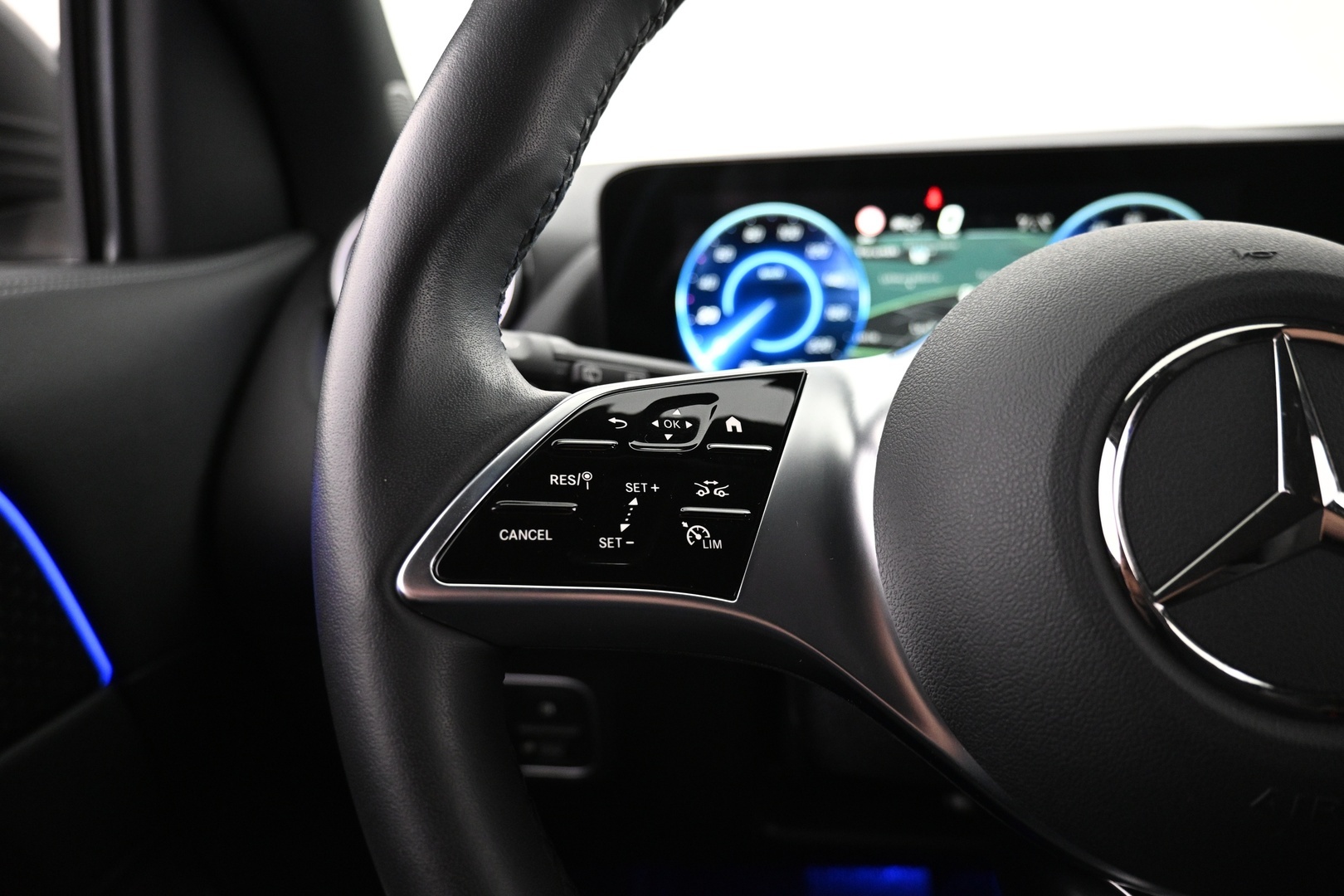 MERCEDES-BENZ EQA 2025