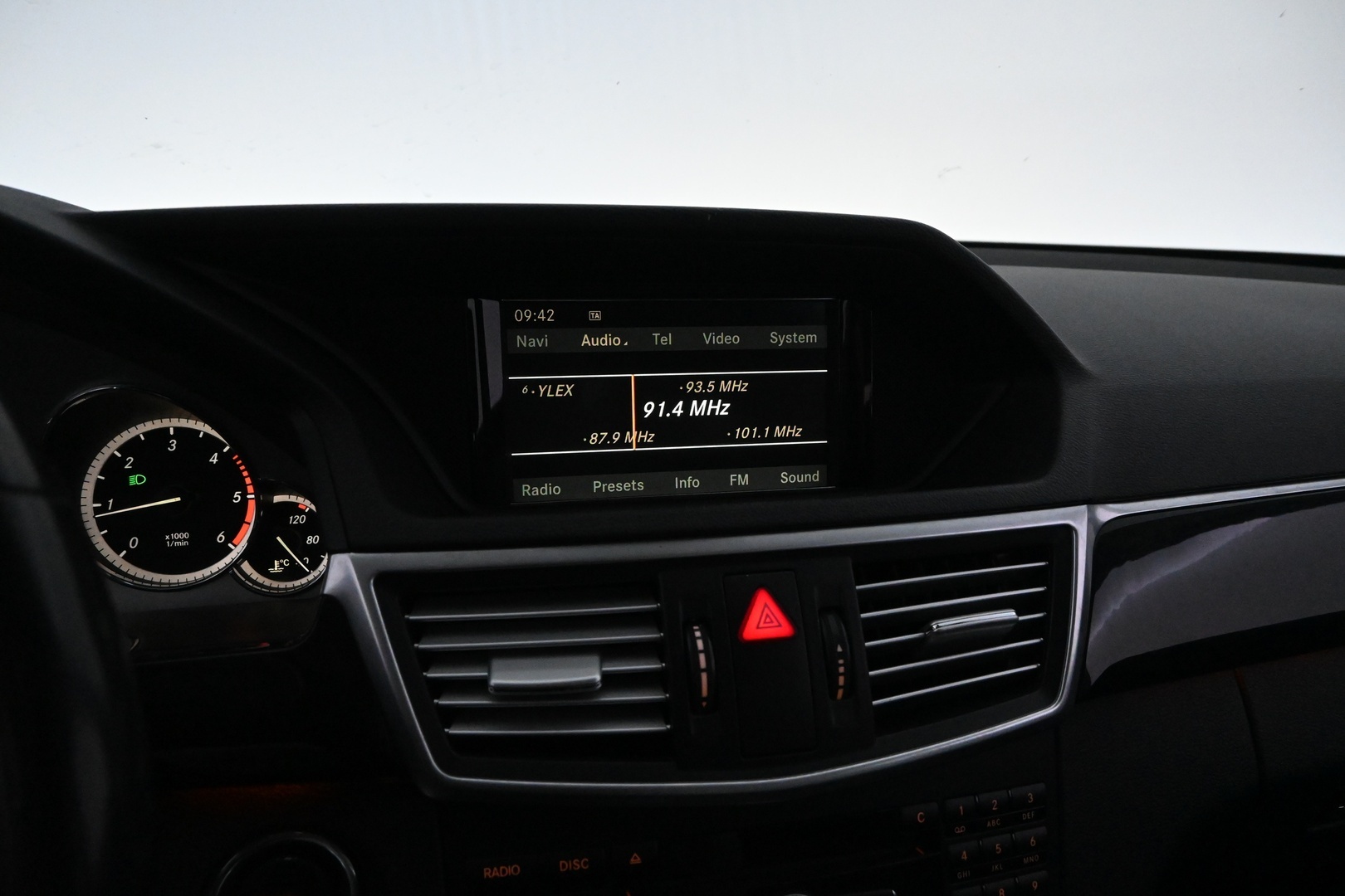 MERCEDES-BENZ E 2011