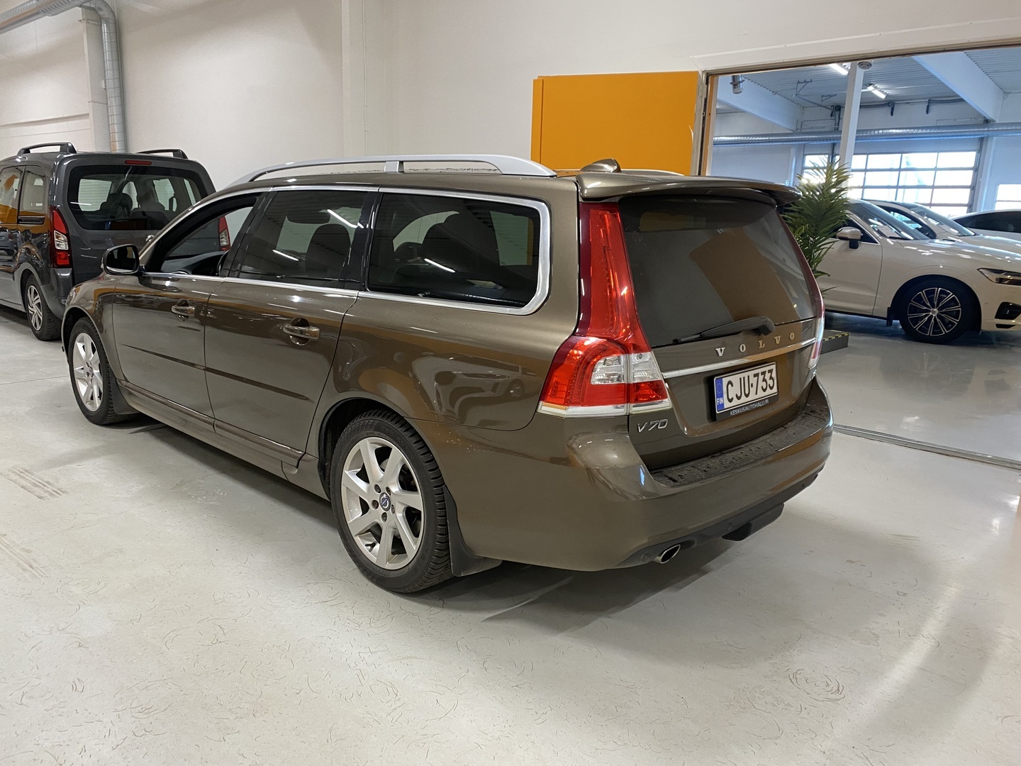 VOLVO V70 2016