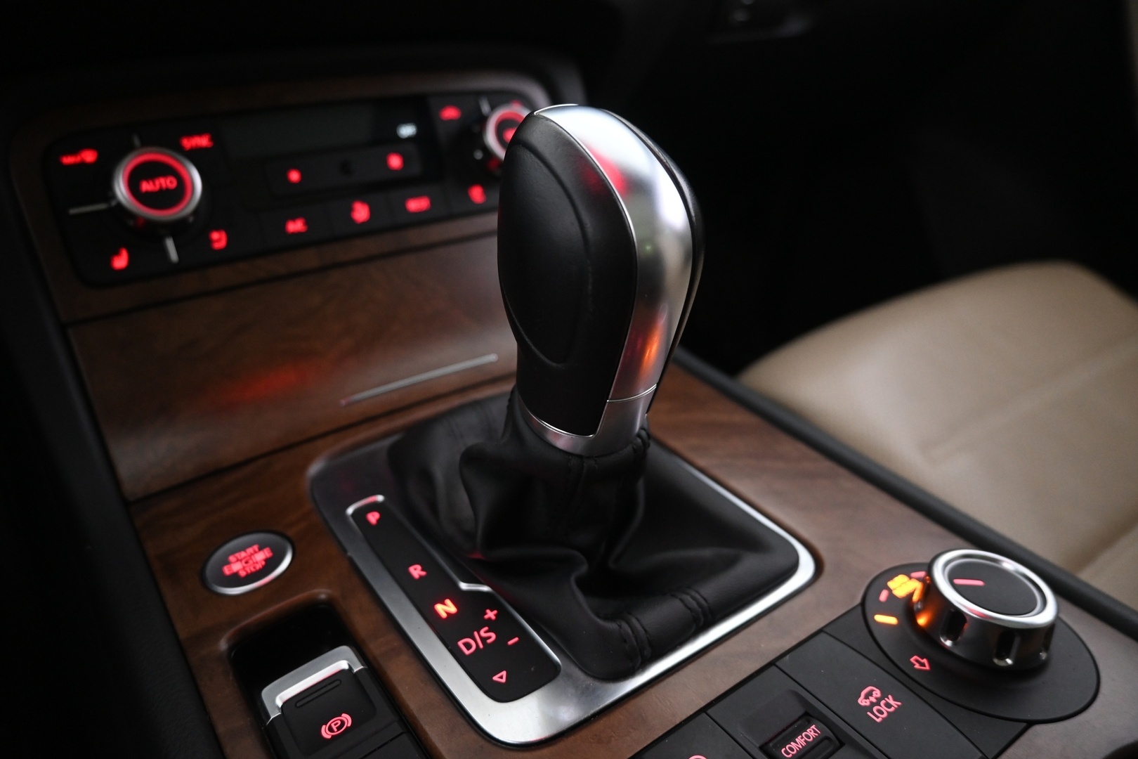 VOLKSWAGEN Touareg 2014