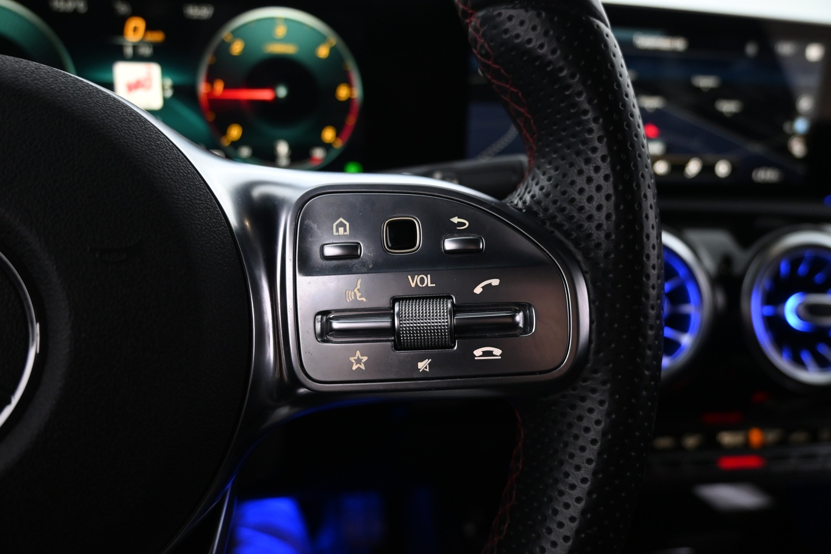 MERCEDES-BENZ A 2018