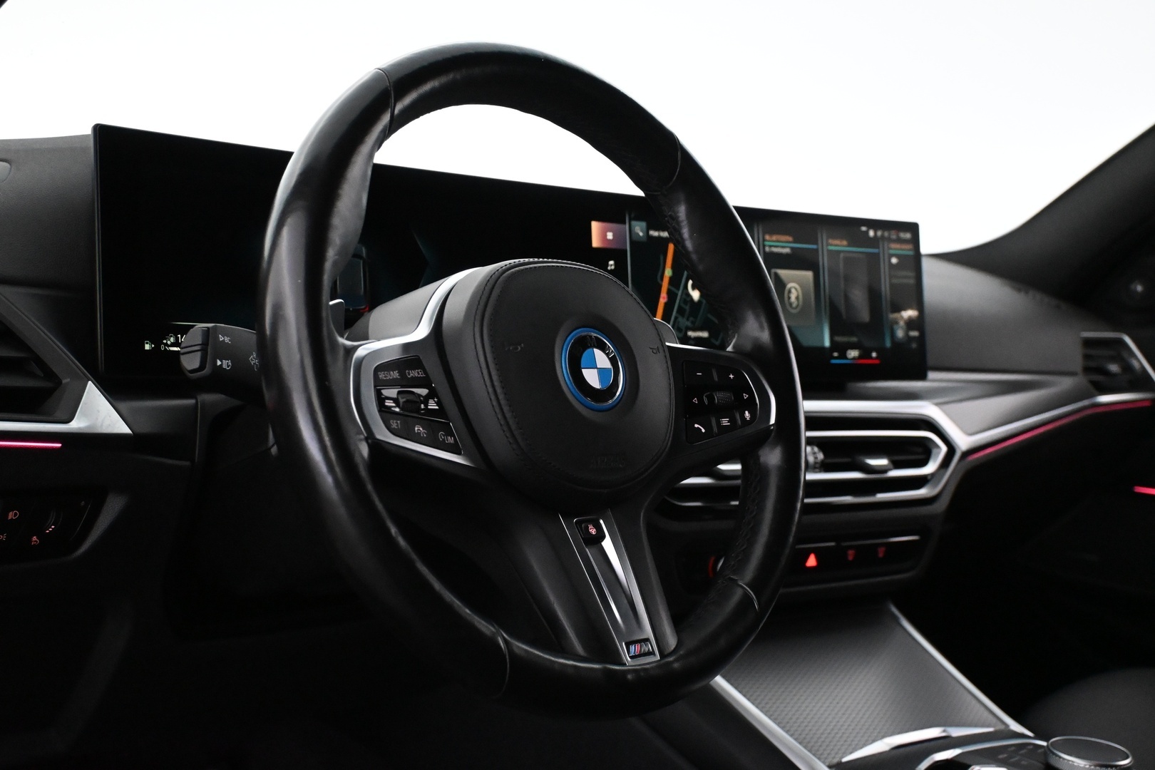BMW 330 2023