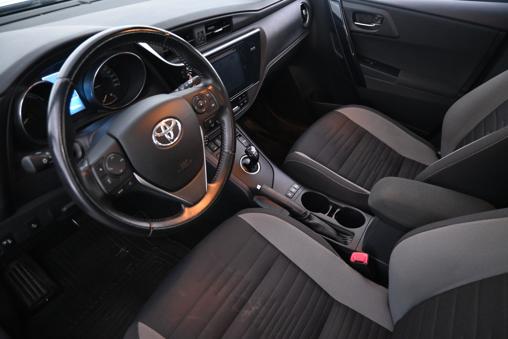 TOYOTA Auris 2016