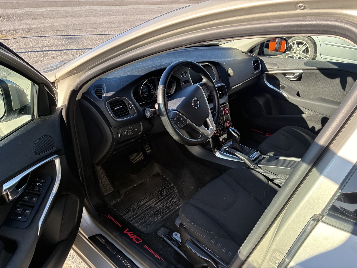 VOLVO V40 2018